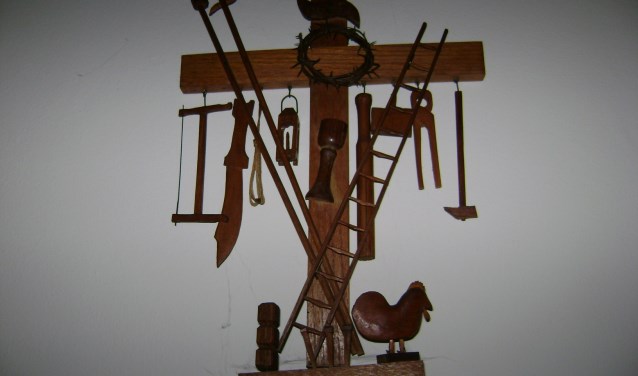 Opmerkelijke houtsnijkunst van Jan Goorden: Lijdenskruis. FOTO RINIE MAAS