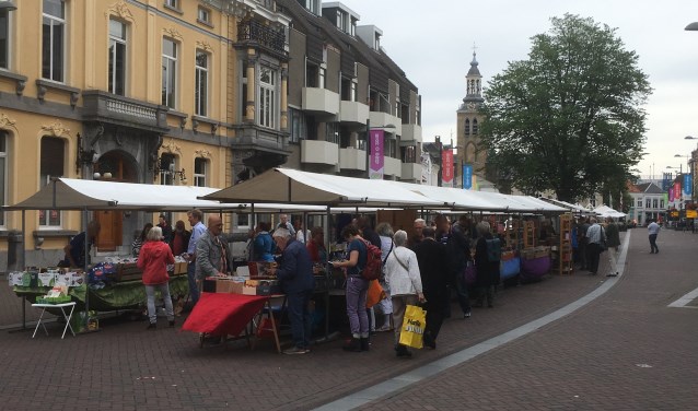 Deel van de Boekenmarkt met zicht op Emile van Loonhuis en de St. Jan