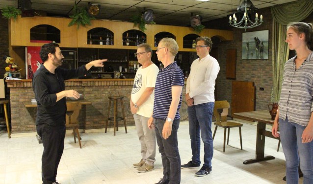 Regisseur Erol Struijk geeft tijdens een repetitieavond aanwijzingen voor het imposante stuk Macbeth van William Shakespeare