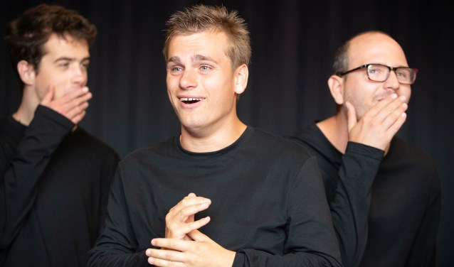 vlnr: Jip Rijpers, Jaïr van der Laan en Igor Memic, acteurs bij Theaterwerkplaats Tiuri, tijdens een repetitie voor de voorstelling Op zoek naar ík