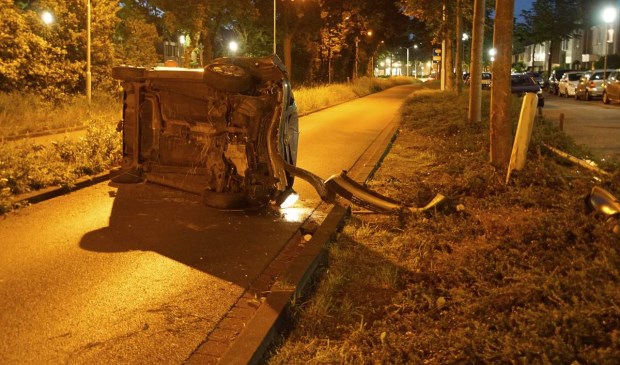 Een auto raakte zondagavond van de weg en belandde op zijn kant op de Emerparklaan in de Haagse Beemden.