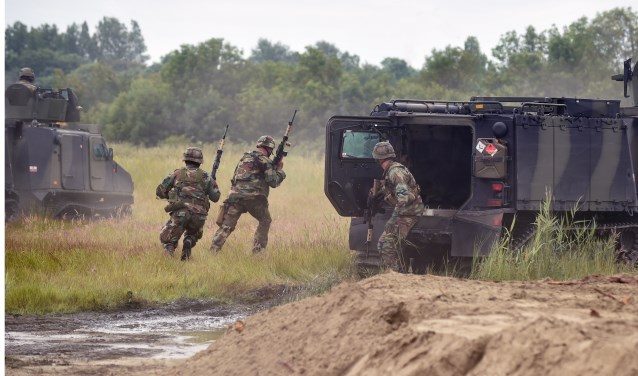 Mariniers voeren een oefening uit.
