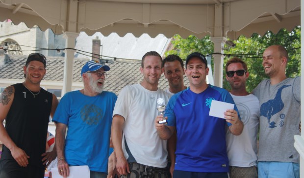 The winning Team Ut witte schuumkraagje vlnr Marvin v.d. Zande (org.), René Visser ( org.), Ard Duine, Freddy Simons, Simon v.d. Male, Sjaak Baay en Martijn Minheere.