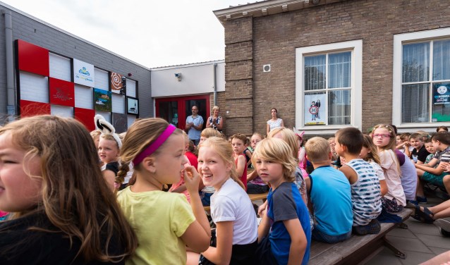 Kinderen kijken naar de onthulling van het kunstwerk. FOTO CORINE ROKS