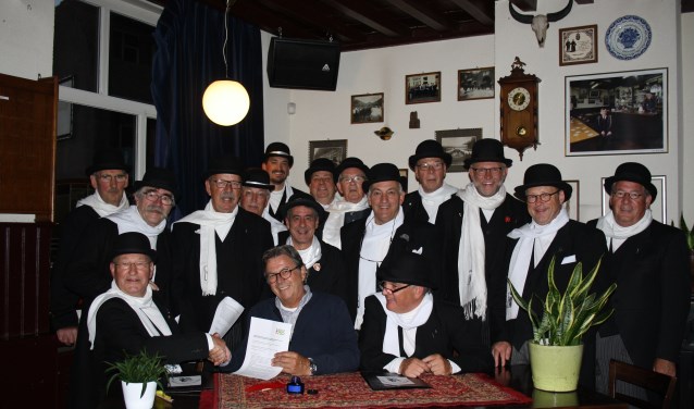 Officiële ondertekening door Stichting Roosendaal 750 jaar en het IQ Aarmoeinieke in Café de Veestallen op de Kaai te Roosendaal.