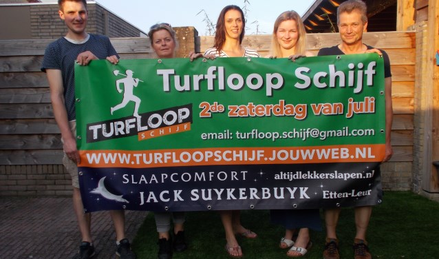 Vlnr: Jeffrey Faes, Wilma Elst, Wilma Bogers, Michelle van de Sande en Wim van de Sande zijn klaar voor de Turfloop Schijf. FOTO MONIQUE JANSEN