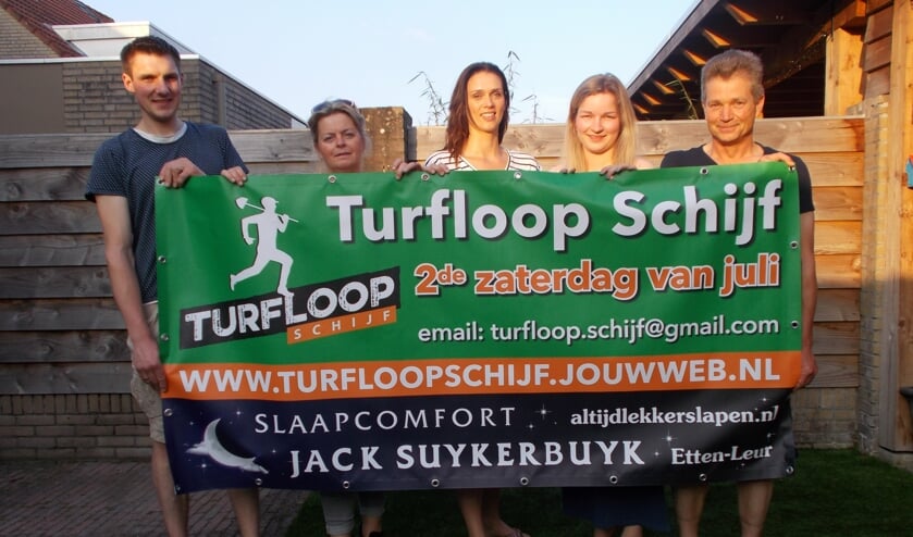 Vlnr: Jeffrey Faes, Wilma Elst, Wilma Bogers, Michelle van de Sande en Wim van de Sande zijn klaar voor de Turfloop Schijf. FOTO MONIQUE JANSEN