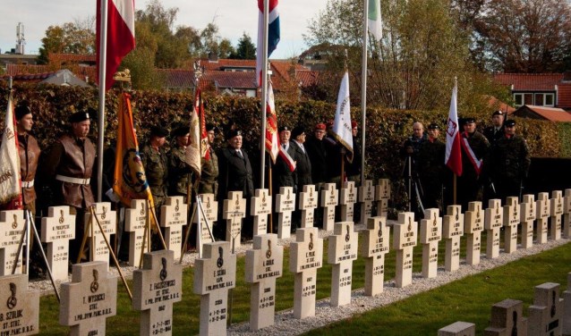 Een foto van tijdens herdenking bij het Pools Militair Ereveld in 2012.