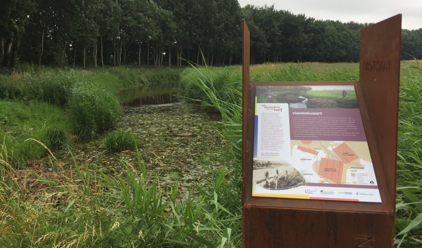 Kleine veenpaal met infopaneel