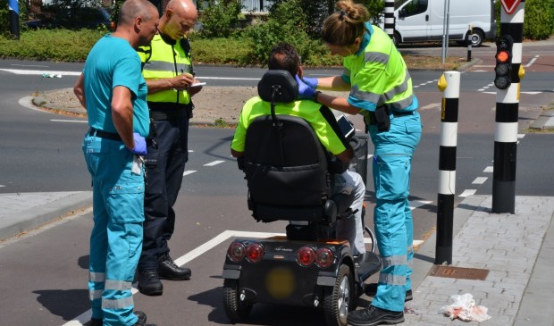 De man werd door het ambulancepersoneel verzorgd en overgebracht naar het ziekenhuis.