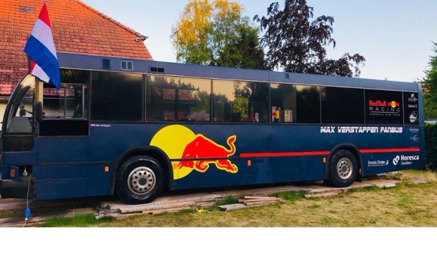 De in Breda vervaardigde Max Verstappen Fanbus staat te koop.