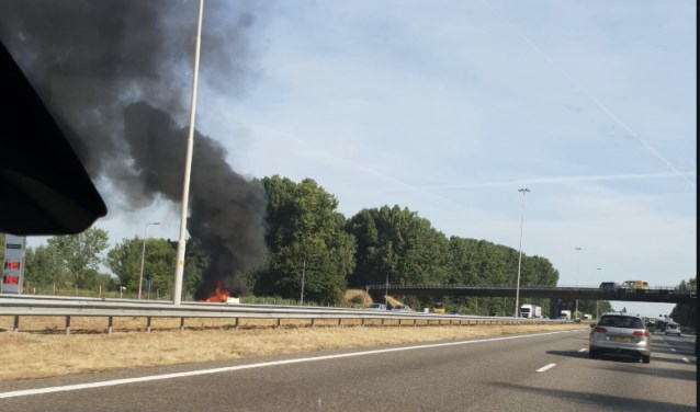 Een bestelbusje staat op de A16 in brand.