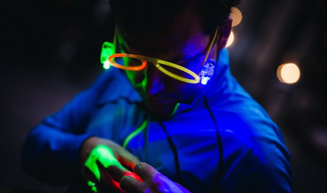 Deelnemer doet verlichting op voor de LED-run in het Ginneken.