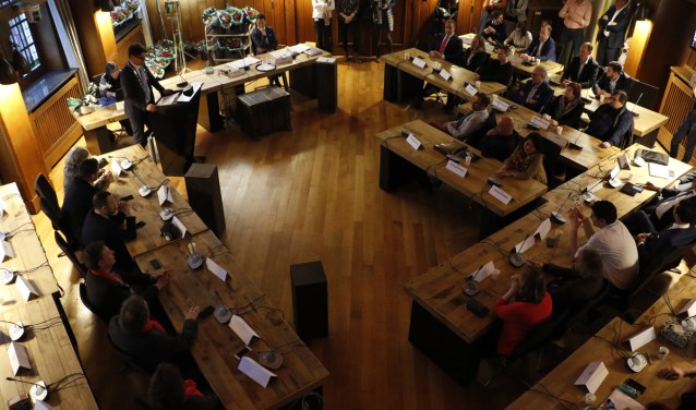 De raadszaal: vanaf deze donderdag vergadert de raad weer wekelijks over de koers voor de gemeente.