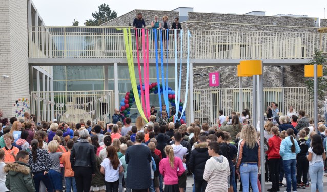 Resi Beentjes, Susanne Broeken, Anja Vernooij en Francy Derijck ontrollen de feestlinten. FOTO STELLA MARIJNISSEN