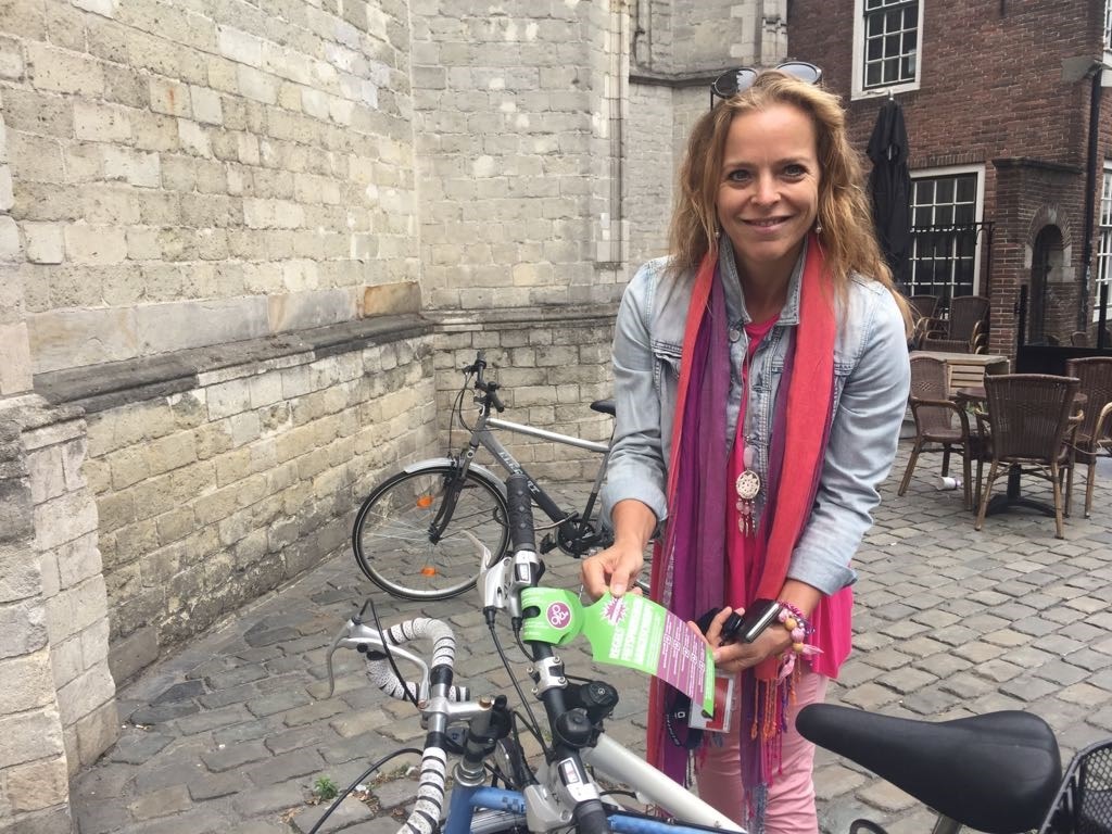 Greetje Bos hangt waarschuwingslabel aan fout geparkeerde fiets