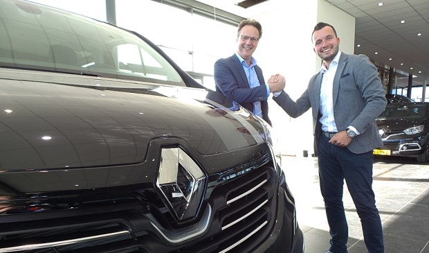 Fred van den Brink van Renault Nederland trapt de Bedrijfswagendagen af bij Auto Indumij.