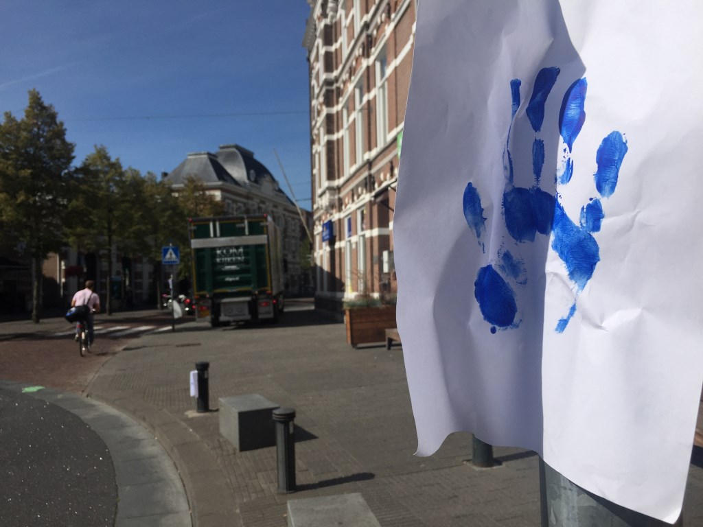 Een blauwe hand op het Van Coothplein.