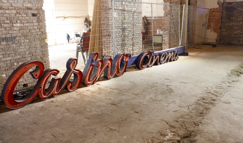 De oude Casino Bioscoop wordt omgebouwd tot foodhal. Een kijkje tijdens de verbouwing.