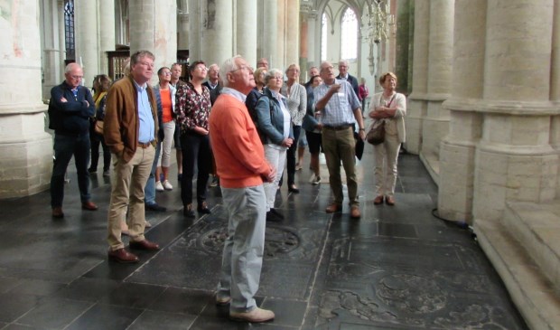Een groep uit Tilburg bezoekt de Grote Kerk.