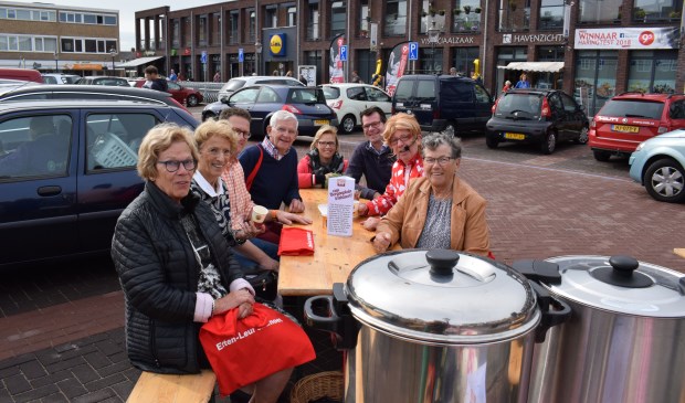 Het was gezellig op het Van Bergenplein. FOTO STELLA MARIJNISSEN