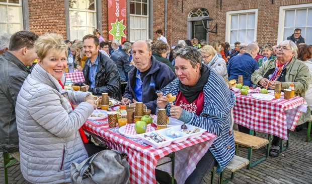 De laatste dag van de feestweek werd ingeluid met een stadsbrunch.