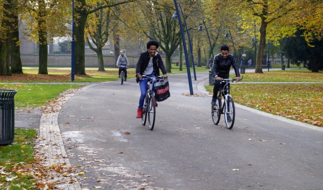 Fietsers in park Valkenberg.