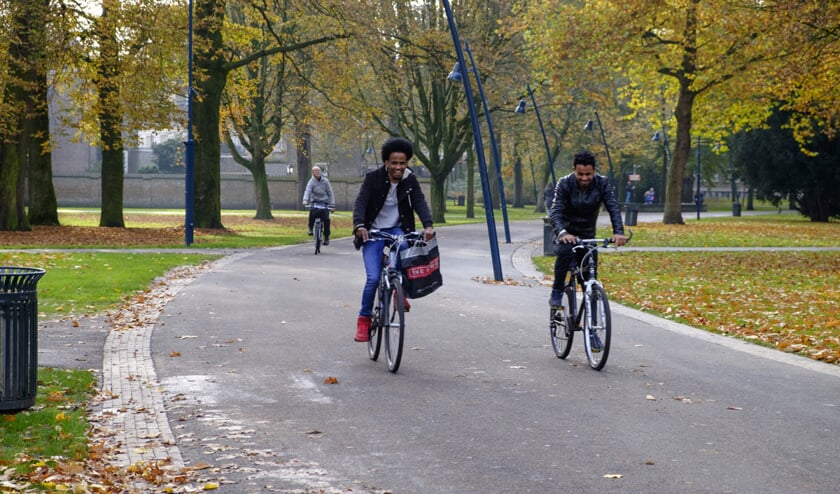 Fietsers in park Valkenberg.