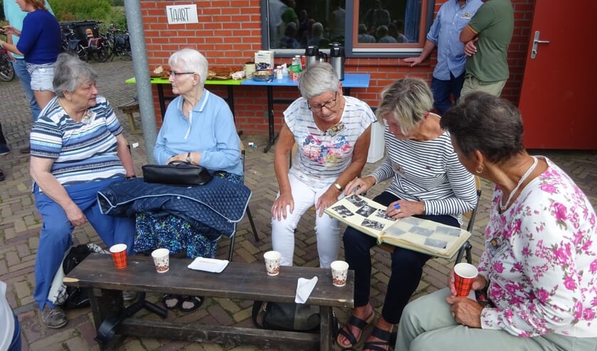 De leden van de Gouden Cirkel halen herinneringen op. FOTO MARIELJA TEN BRUGGENCATE