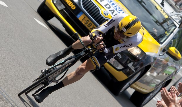 Laurens ten Dam in actie tijdens de proloog van de Tour van 2015 in Utrecht.