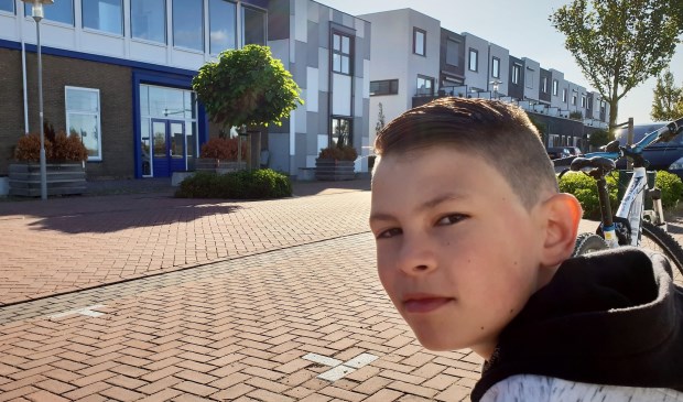Tom Koster bij zijn school.