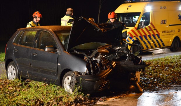 De beschadigde auto is door een bergingsbedrijf weggehaald.
