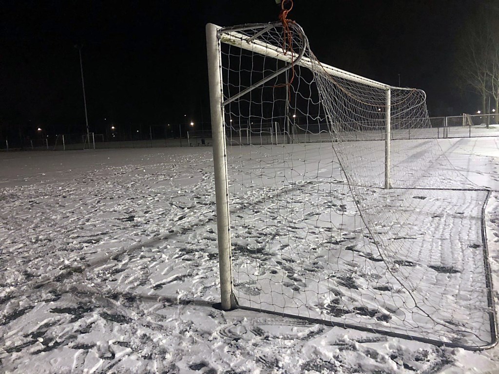 Sneeuw op de voetbalvelden.