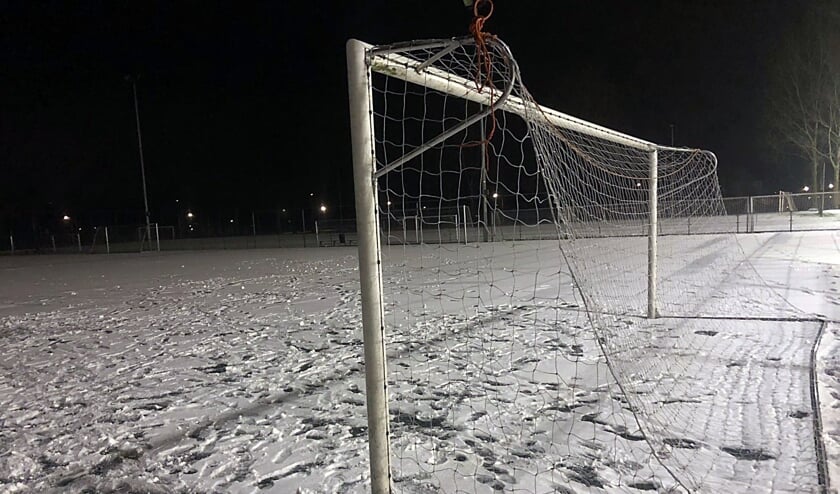 Sneeuw op de voetbalvelden.
