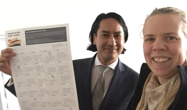 Burgemeester Bergmann en Marjan Ouwerkerk tonen de 'inspiratiekalender'.