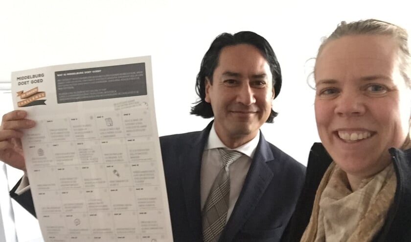 Burgemeester Bergmann en Marjan Ouwerkerk tonen de 'inspiratiekalender'.