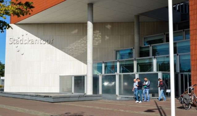 Het kleitablet wordt begraven bij het stadskantoor in Goes.
