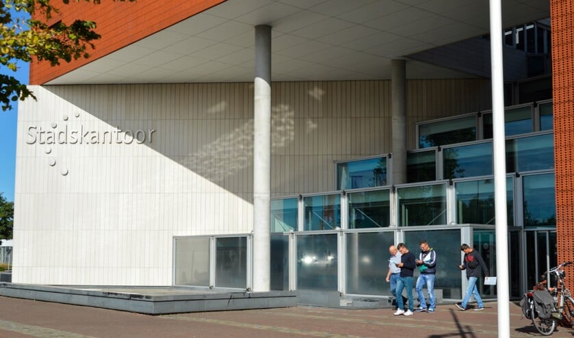 Het kleitablet wordt begraven bij het stadskantoor in Goes.