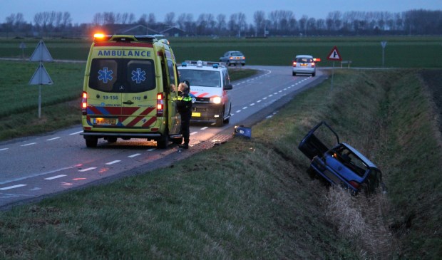 Auto in Sloot naast Essendijkweg