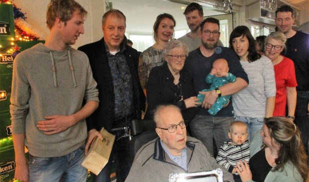 Maarten van de Werken tussen zijn familieleden.
