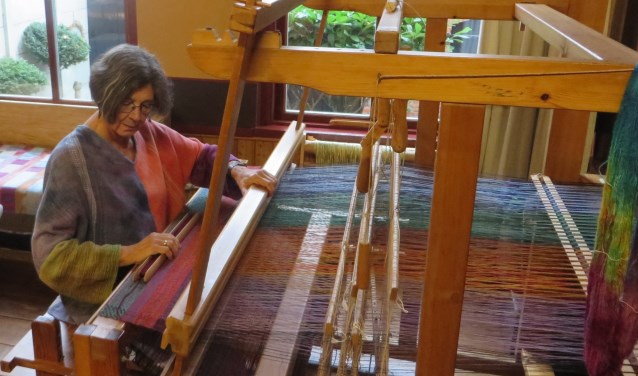Weefster Cathrien de Leeuw van Weenen-Geuze aan het werk.