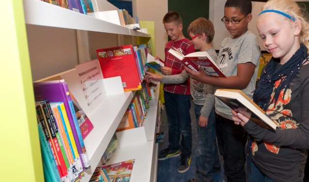 Kinderen lezen in een bibliotheek
