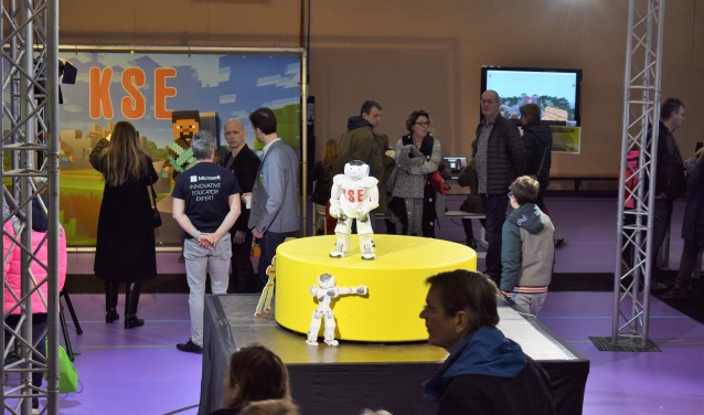 Robot NAO steelt de show. FOTO STELLA MARIJNISSEN