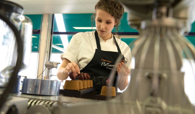 Een leerling aan het werk in de patisserie van het Cingel College.