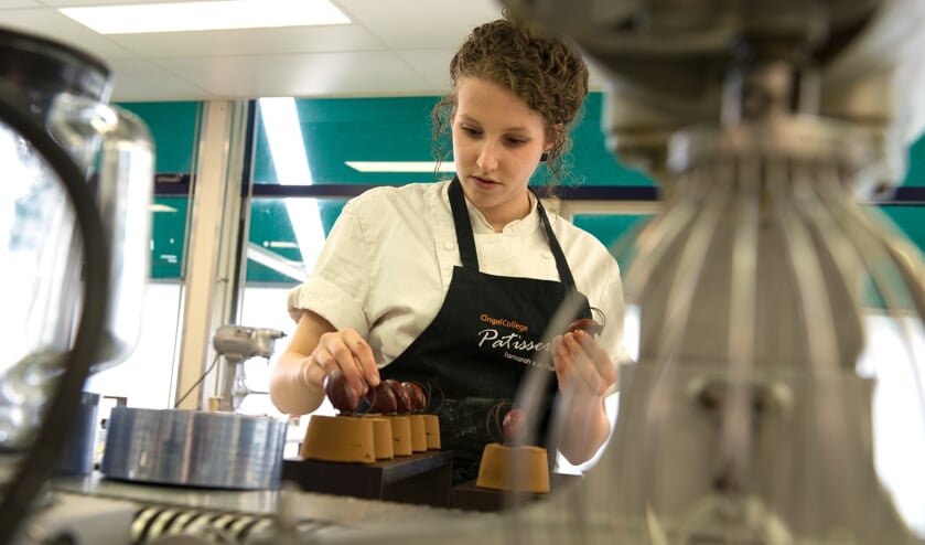 Een leerling aan het werk in de patisserie van het Cingel College.