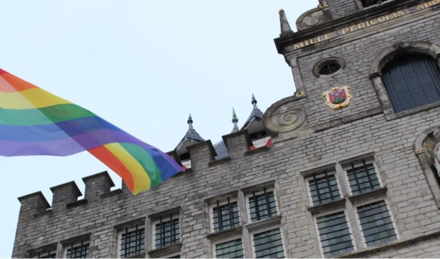 Alleen met Coming-Out day wappert de regenboogvlag