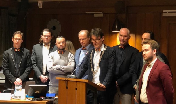 De burgemeester en de fractievoorzitters.