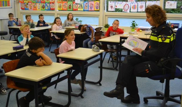 Kinderen in Tholen werden eerder al voorgelezen door politieagente Suzanne Kastelijn FOTO REMKO VERMUNT