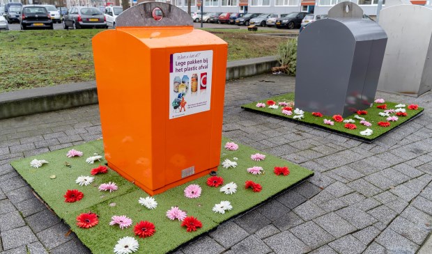 Met bloemenperkjes omringde afvalbakken aan het Edisonplein.