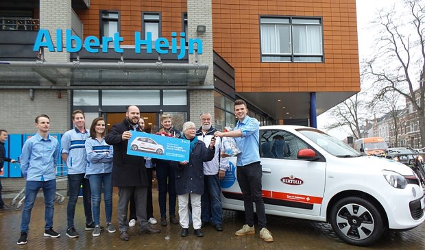 De feestelijke overhandiging van de Twingo.
